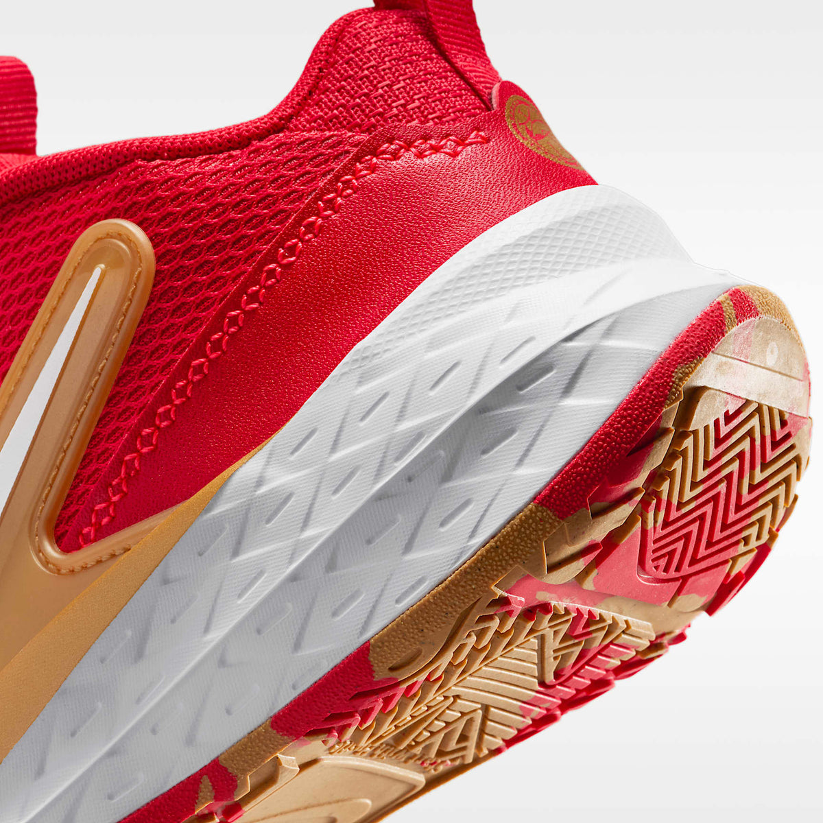 Nike Team Hustle D 12 – Rojo universitario/Oro metalizado/Carmesí brillante/Blanco – vista 8