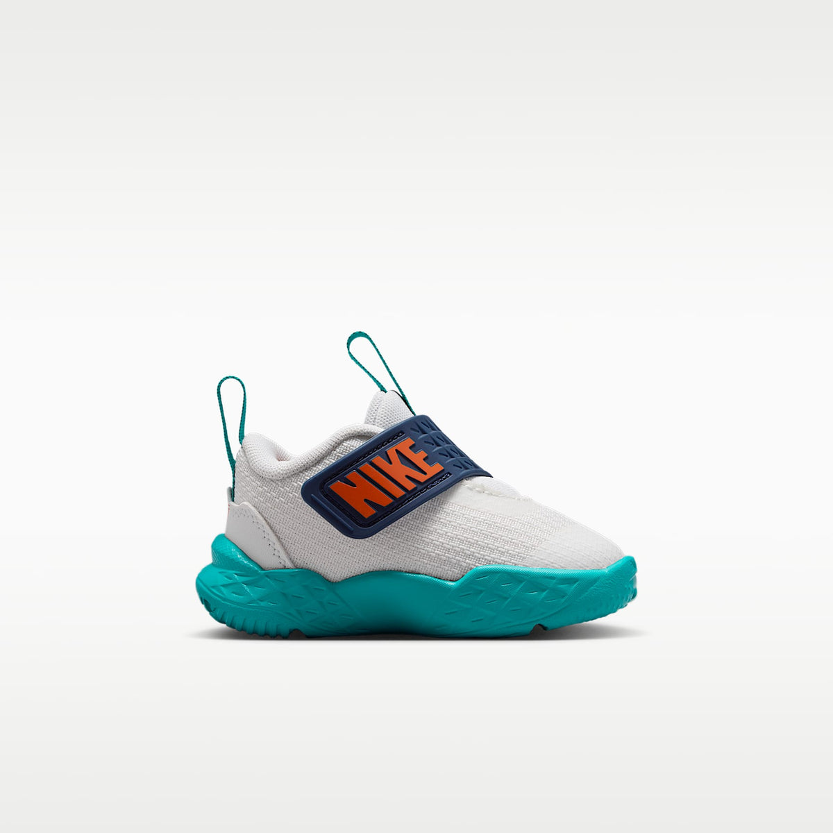 Nike Team Hustle D 12 – Blanco cumbre/Energía/Azul marino medianoche/Naranja seguridad – vista 3