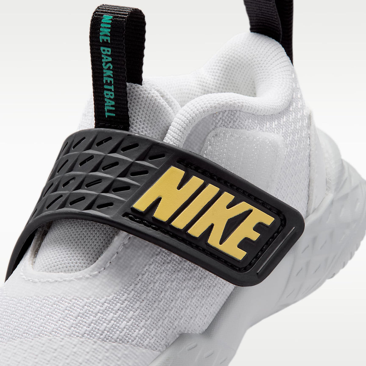 Nike Team Hustle D 12 – Blanco/Negro/Esmeralda transparente/Oro topacio – vista 8