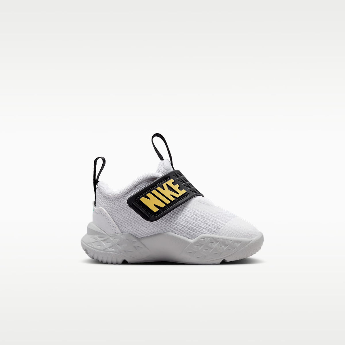 Nike Team Hustle D 12 – Blanco/Negro/Esmeralda transparente/Oro topacio – vista 3