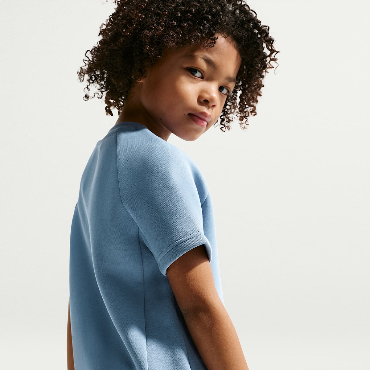 Conjunto de cuello redondo de dos piezas Nike para niños talla pequeña – Azul de trabajo – vista 3