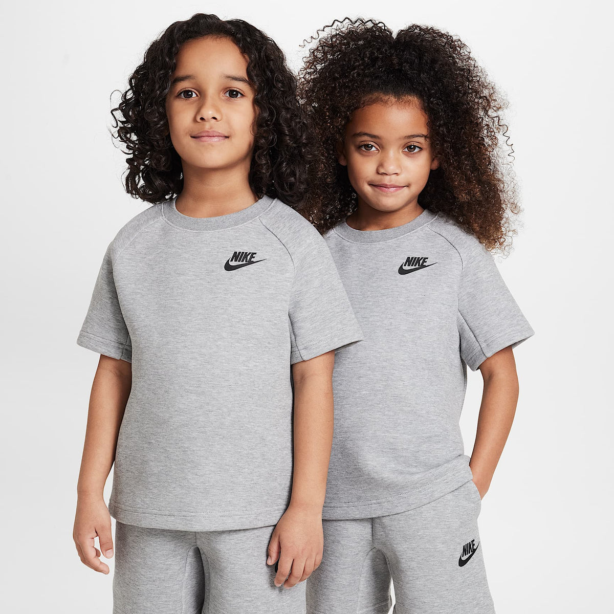 Conjunto de cuello redondo de dos piezas Nike para niños talla pequeña – Gris – vista 3