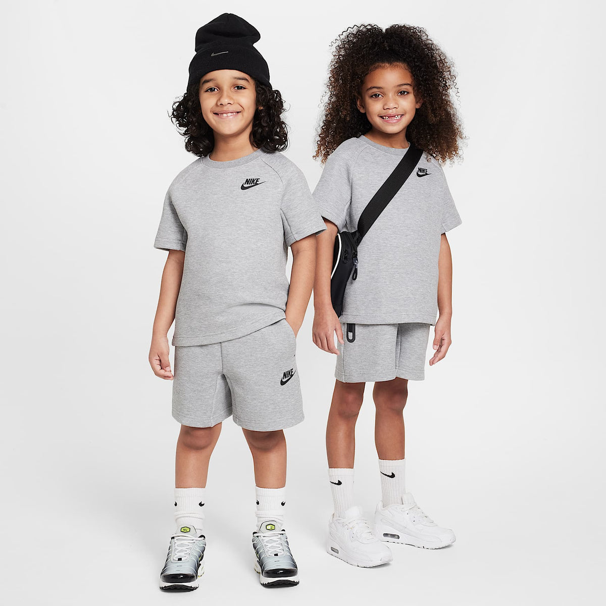 Conjunto de cuello redondo de dos piezas Nike para niños talla pequeña – Gris – vista 1