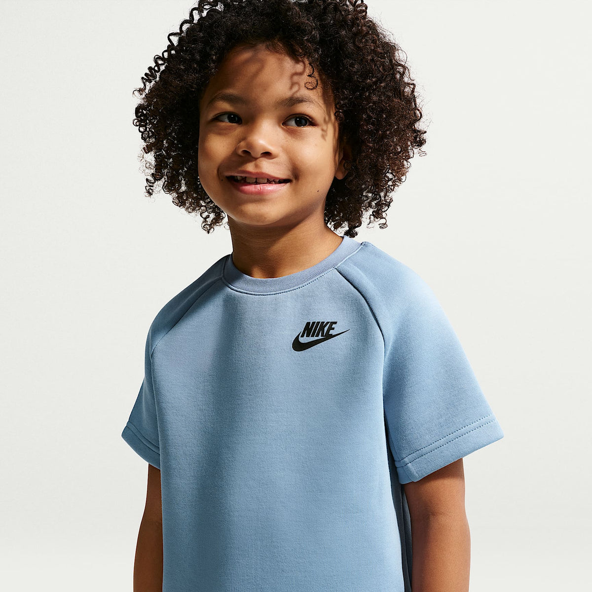 Conjunto de cuello redondo de dos piezas Nike para niños talla pequeña – Azul de trabajo – vista 2