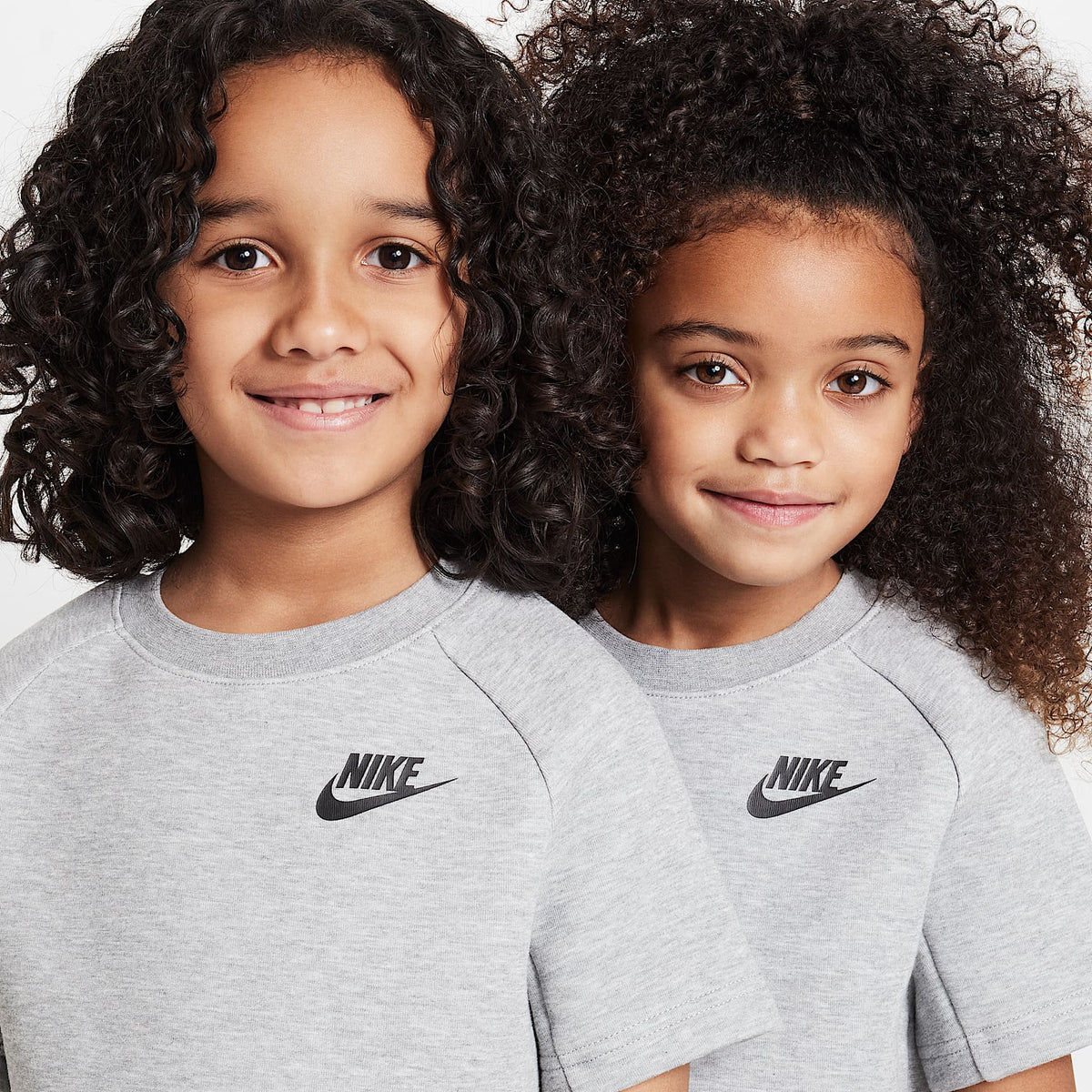 Conjunto de cuello redondo de dos piezas Nike para niños talla pequeña – Gris – vista 4