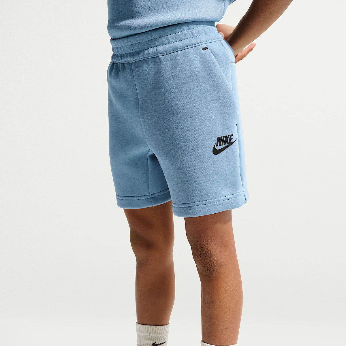 Conjunto de cuello redondo de dos piezas Nike para niños talla pequeña – Azul de trabajo – vista 4