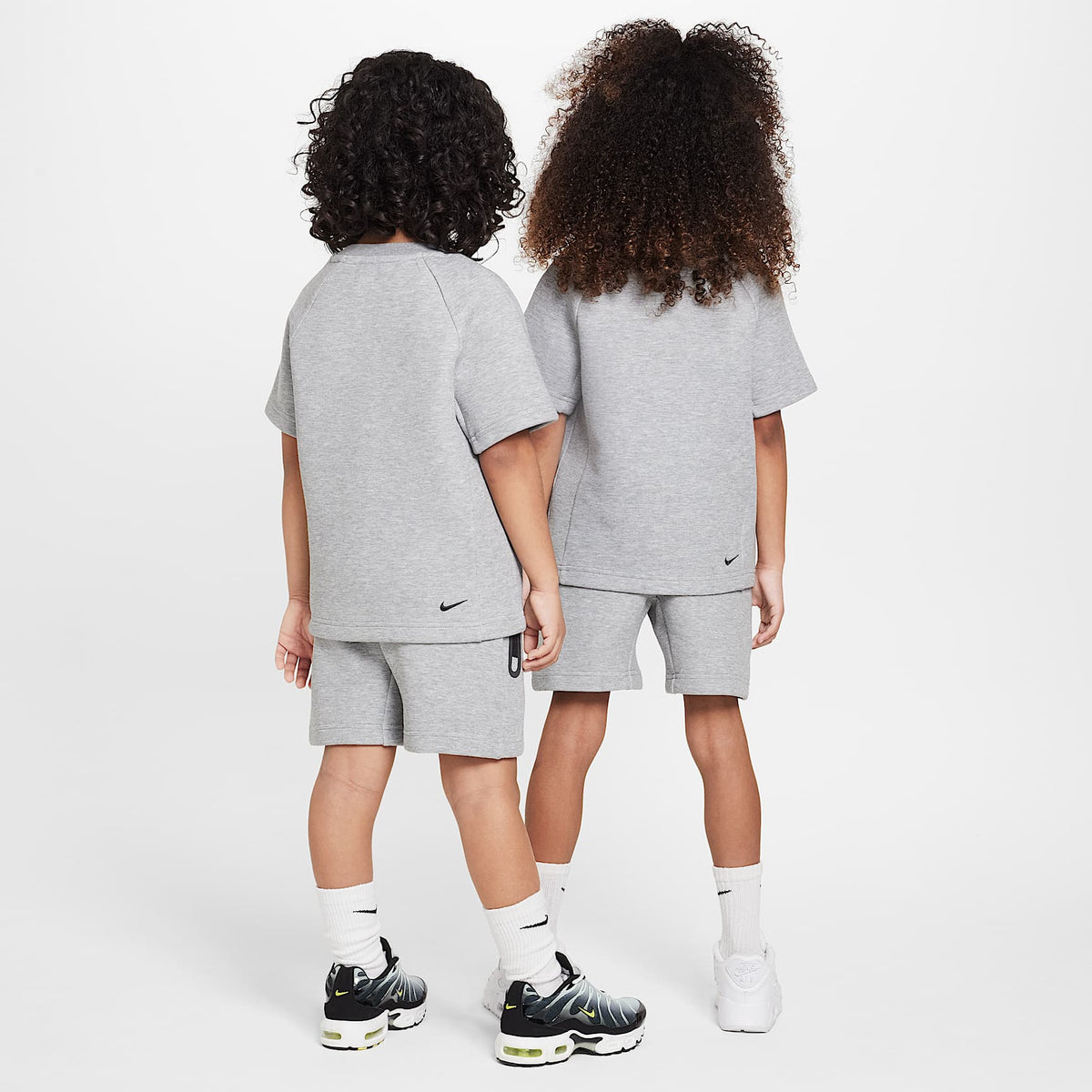 Conjunto de cuello redondo de dos piezas Nike para niños talla pequeña – Gris – vista 2