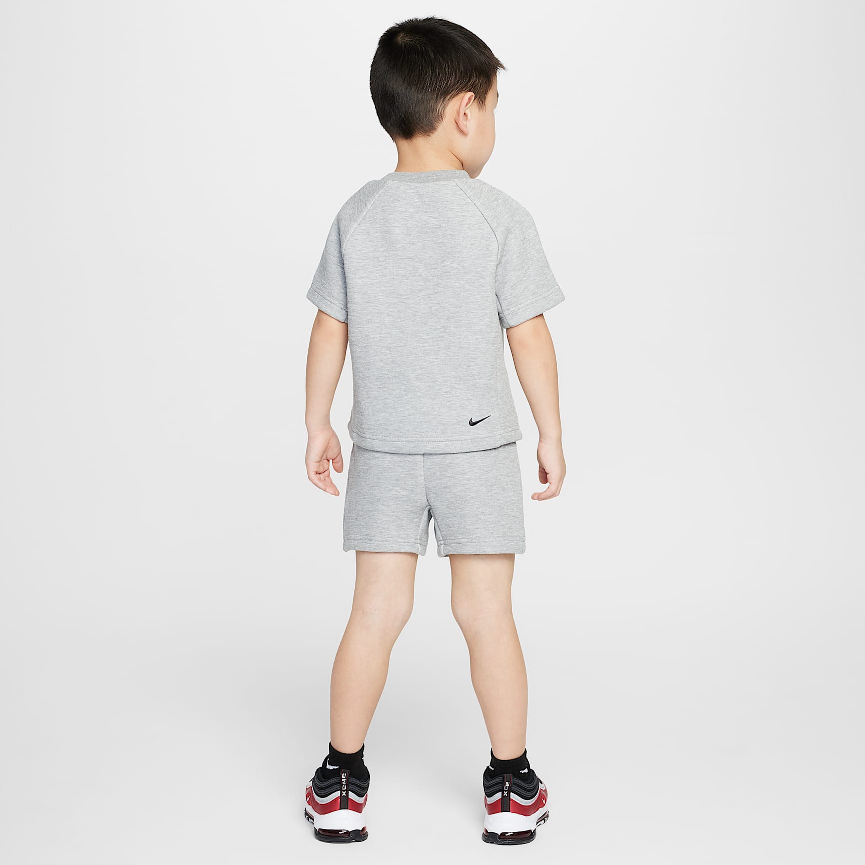 Conjunto de playera y shorts de Tech Fleece infantil Nike – Gris oscuro jaspeado – vista 2