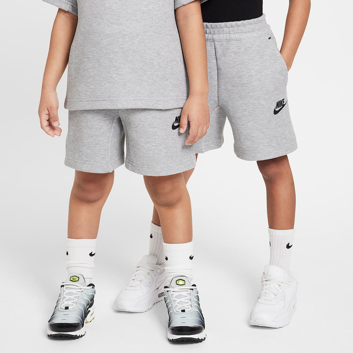 Conjunto de cuello redondo de dos piezas Nike para niños talla pequeña – Gris – vista 7