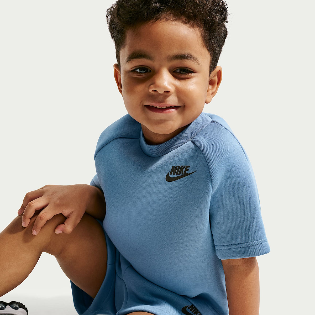 Conjunto de playera y shorts de Tech Fleece infantil Nike – Azul de trabajo – vista 6