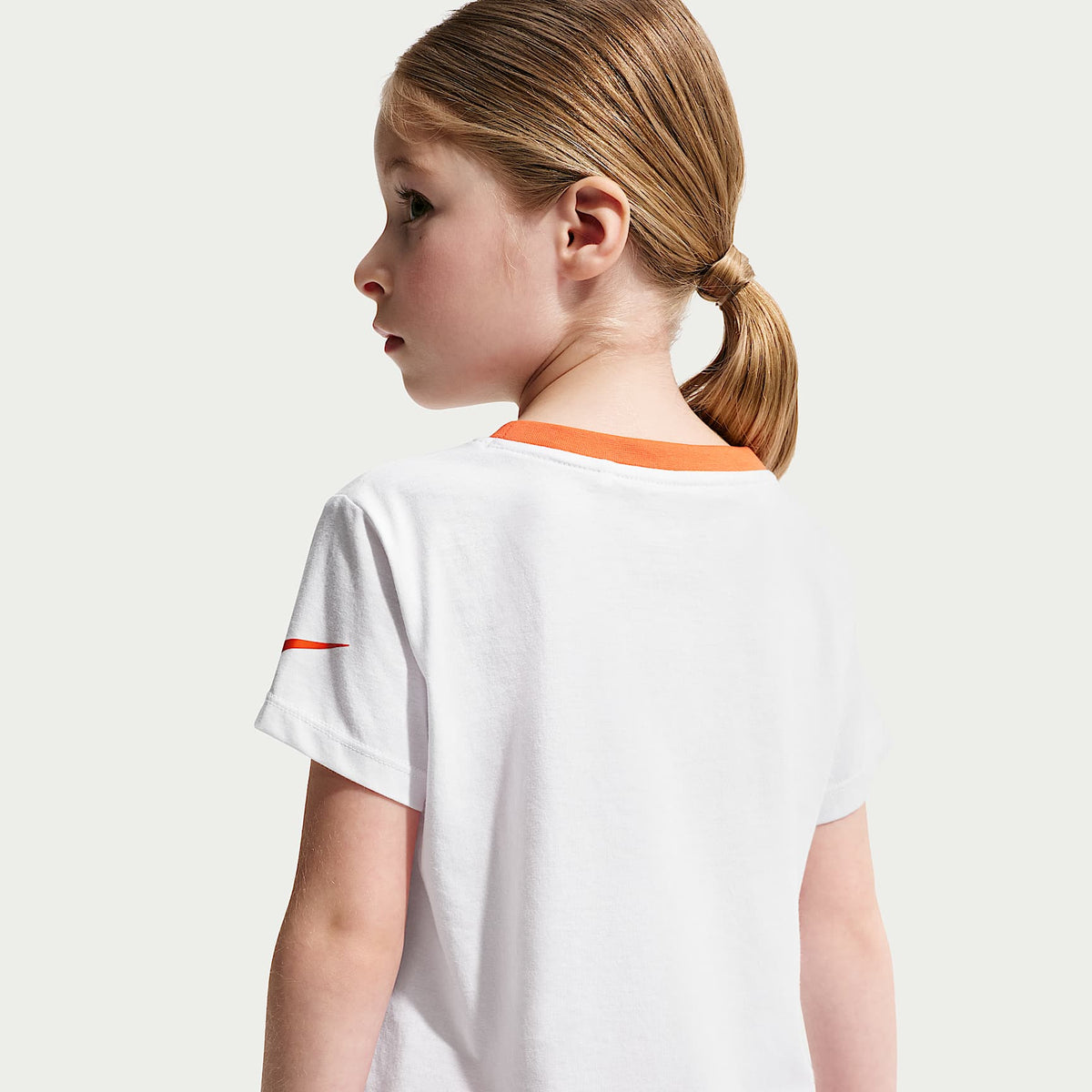 Conjunto de playera y shorts Crossover Dri-FIT para niños talla pequeña Nike – Naranja césped – vista 3