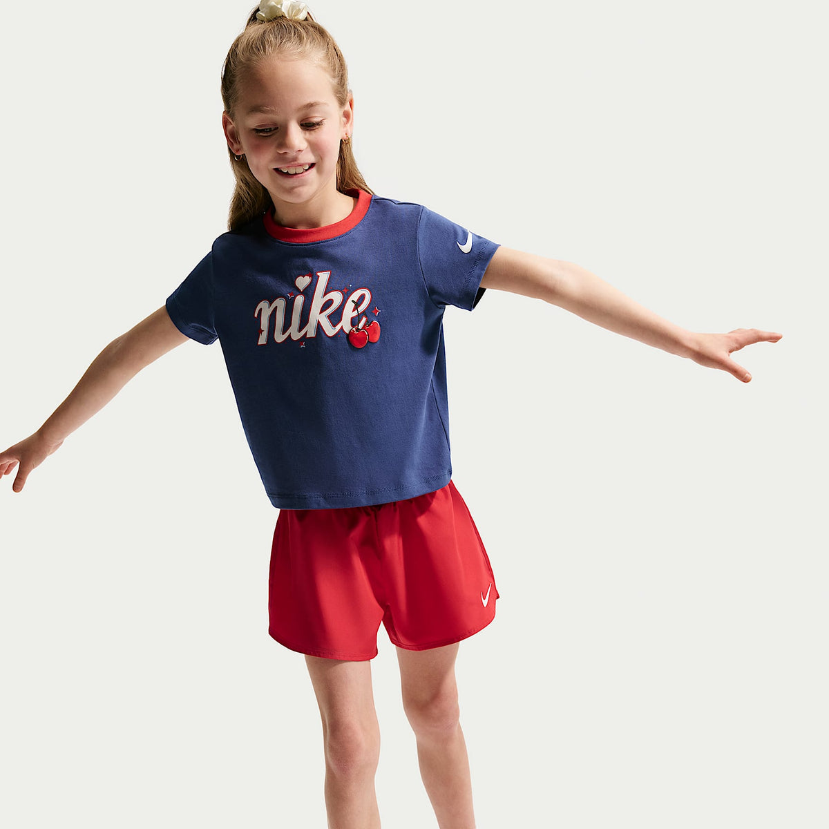 Conjunto de playera y shorts Crossover Dri-FIT para niños talla pequeña Nike – Rojo universitario – vista 6