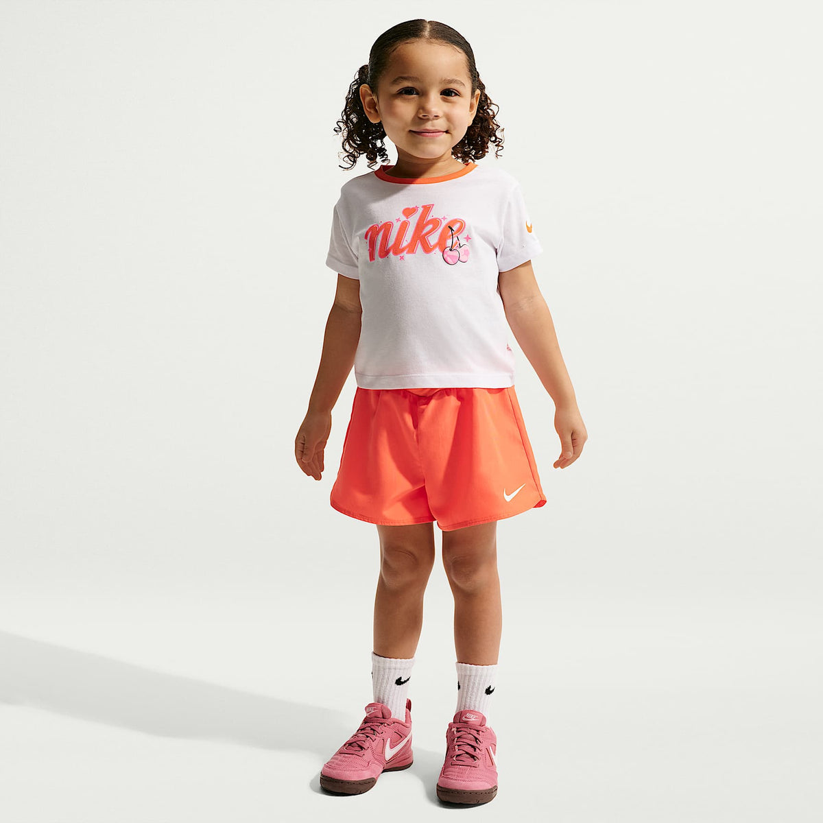 Conjunto de playera y shorts cruzados Dri-FIT infantil Nike – Naranja césped – vista 1