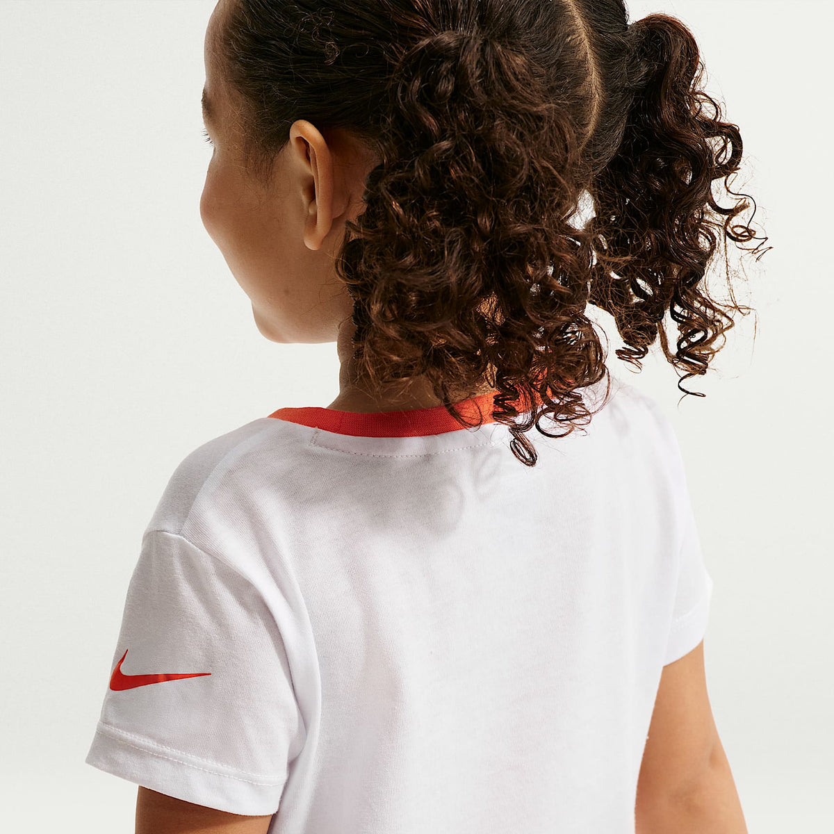 Conjunto de playera y shorts cruzados Dri-FIT infantil Nike – Naranja césped – vista 3
