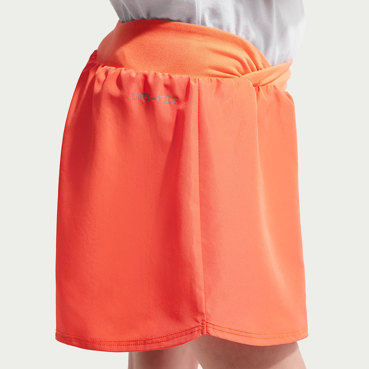 Conjunto de playera y shorts Crossover Dri-FIT para niños talla pequeña Nike – Naranja césped – vista 5