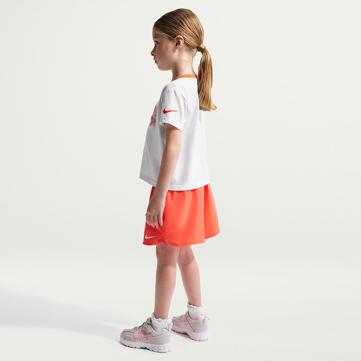 Conjunto de playera y shorts Crossover Dri-FIT para niños talla pequeña Nike – Naranja césped – vista 7