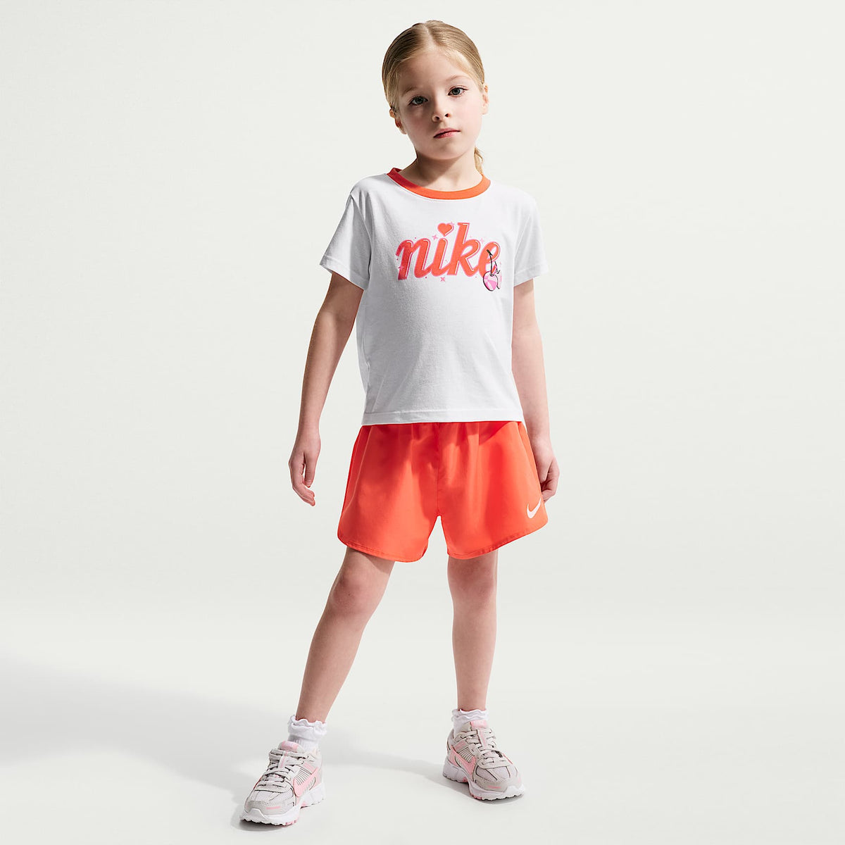 Conjunto de playera y shorts Crossover Dri-FIT para niños talla pequeña Nike – Naranja césped – vista 1