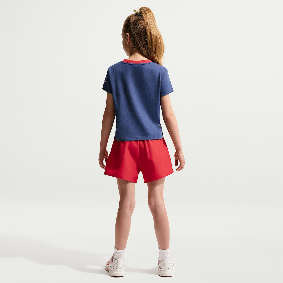 Conjunto de playera y shorts Crossover Dri-FIT para niños talla pequeña Nike – Rojo universitario – vista 7