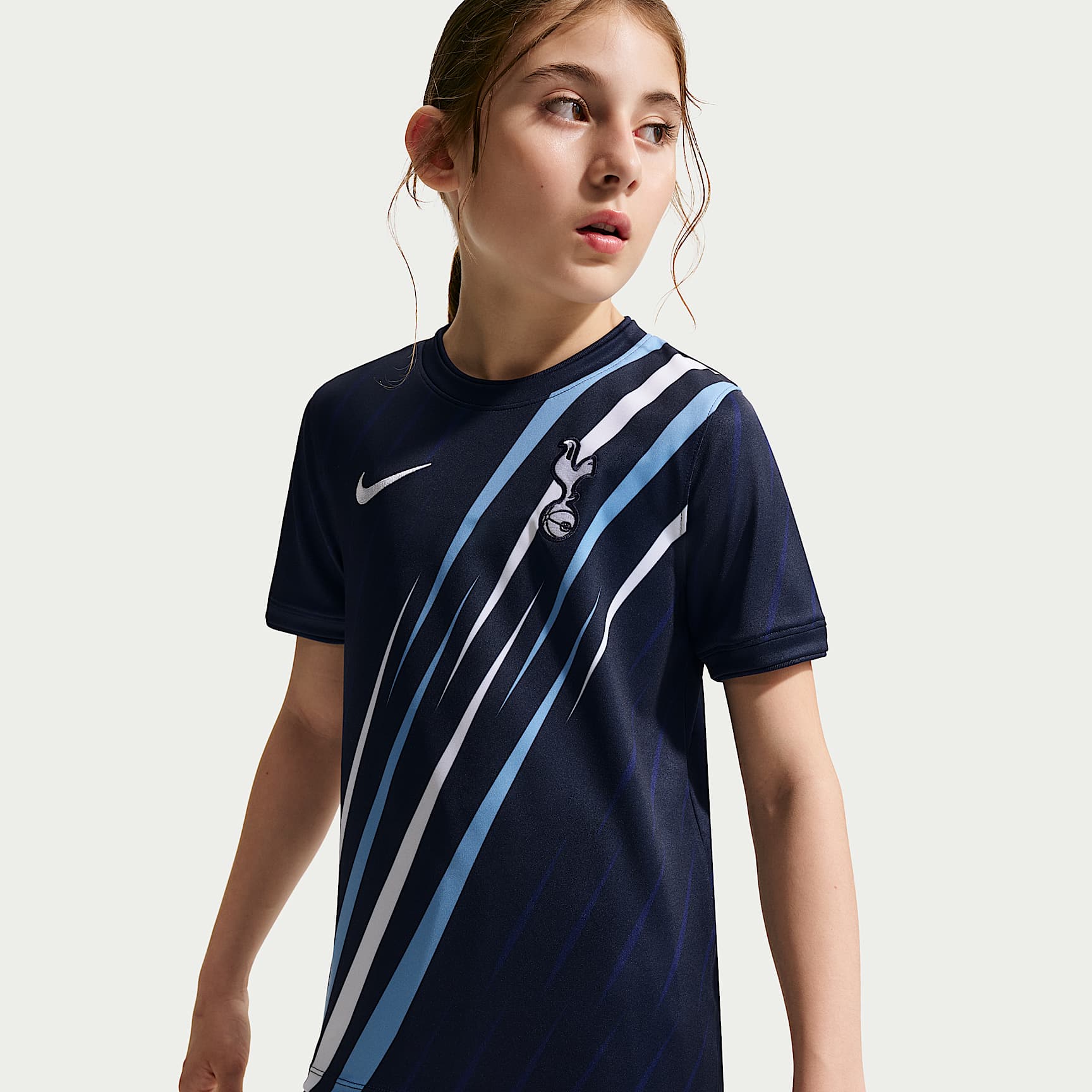 Playera de futbol de manga corta Nike Dri-FIT para antes del partido para niños talla grande Tottenham Hotspur – Obsidiana/Obsidiana/Blanco – vista 2