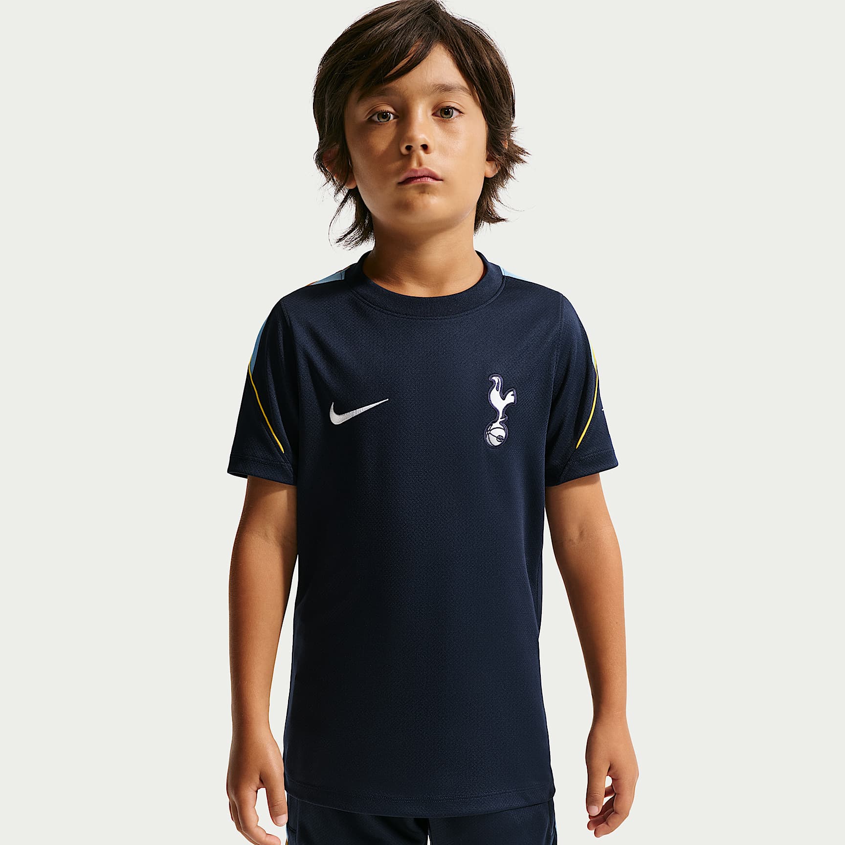 Playera de fútbol de manga corta Nike Dri-FIT para niños talla grande Tottenham Hotspur Strike – Obsidiana/Amarillo universitario/Azul claro/Blanco – vista 2