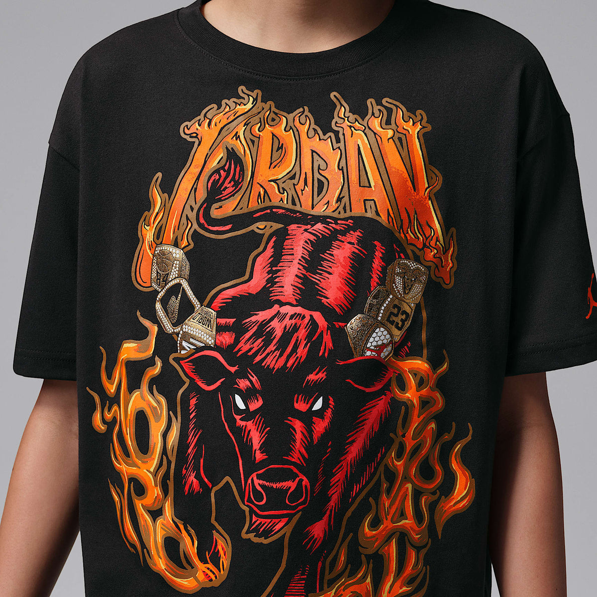 Playera retro para niños talla grande Toro Bravo Rings Jordan – Negro – vista 4