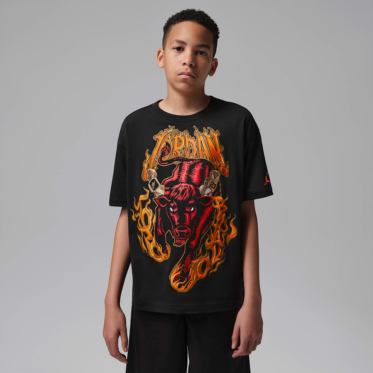 Playera retro para niños talla grande Toro Bravo Rings Jordan – Negro – vista 1