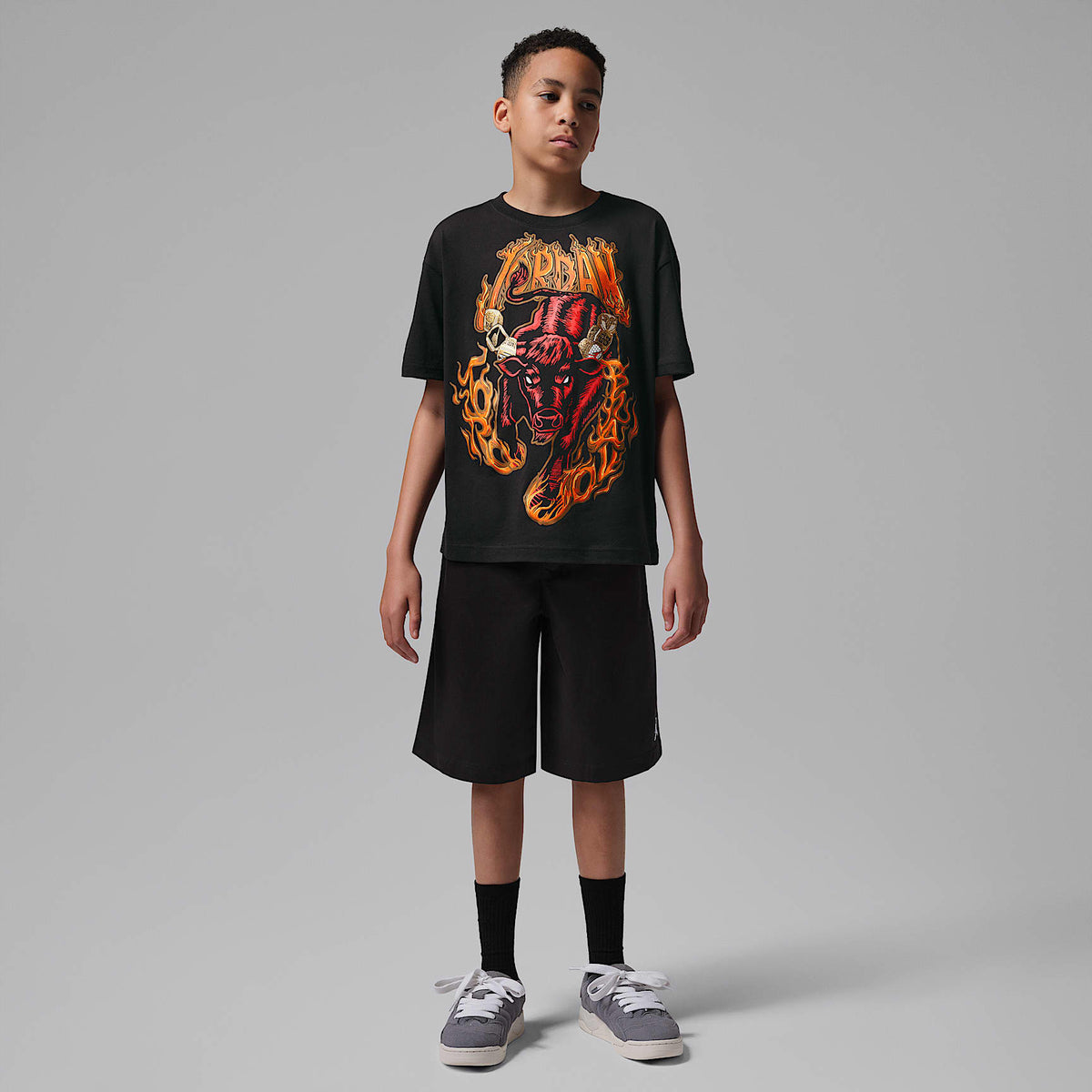 Playera retro para niños talla grande Toro Bravo Rings Jordan – Negro – vista 6