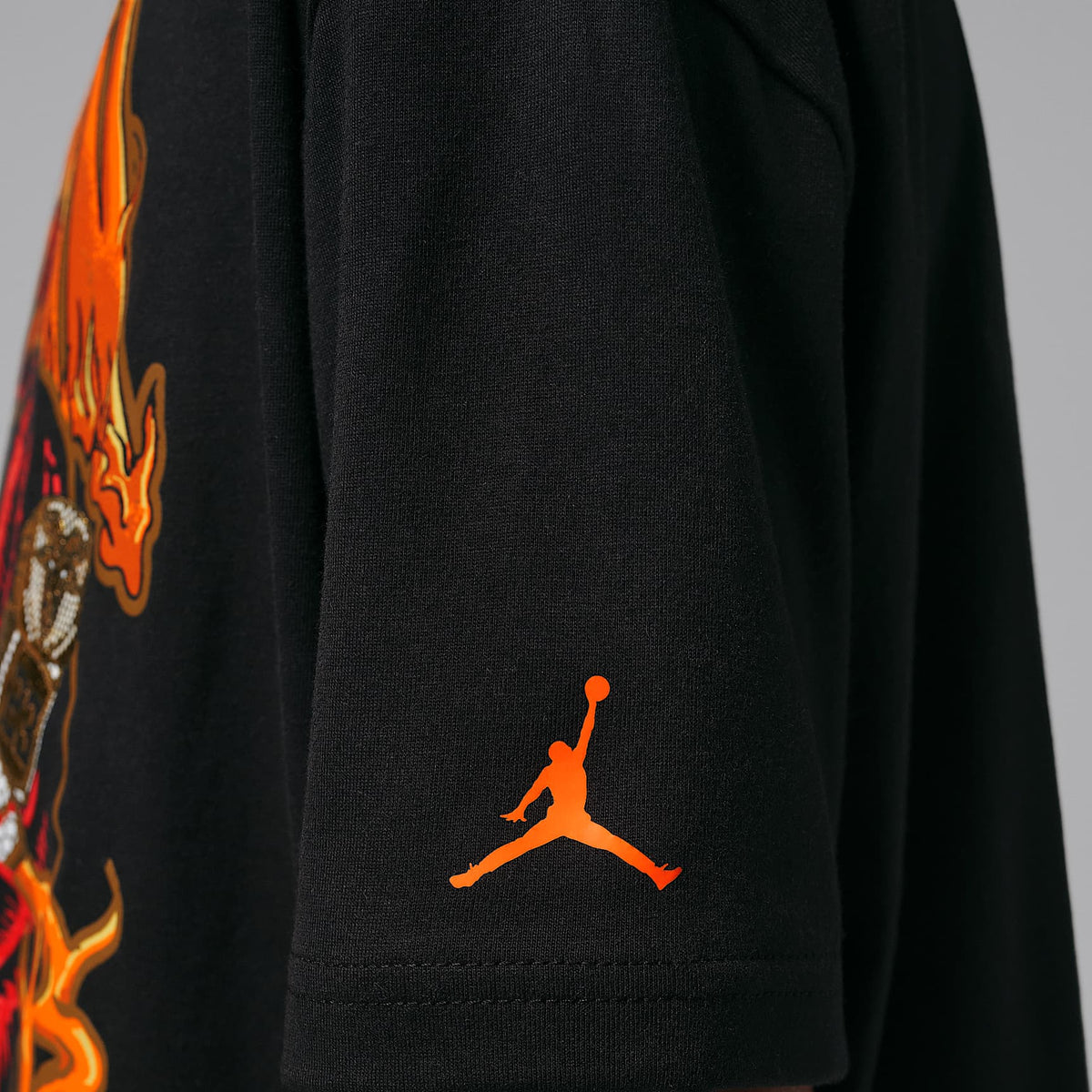 Playera retro para niños talla grande Toro Bravo Rings Jordan – Negro – vista 5