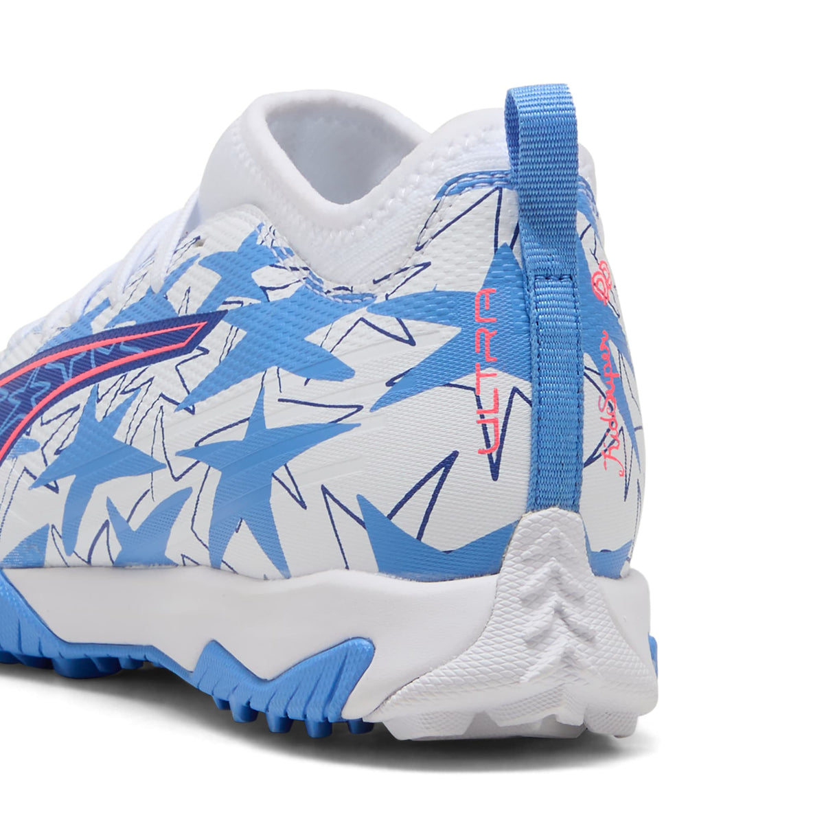 Tacos de futbol juveniles para césped artificial ULTRA 6 MATCH KIDSUPER x CHRISTIAN PULISIC – PUMA White-Pink Lilac-Dusky Blue – vista 3