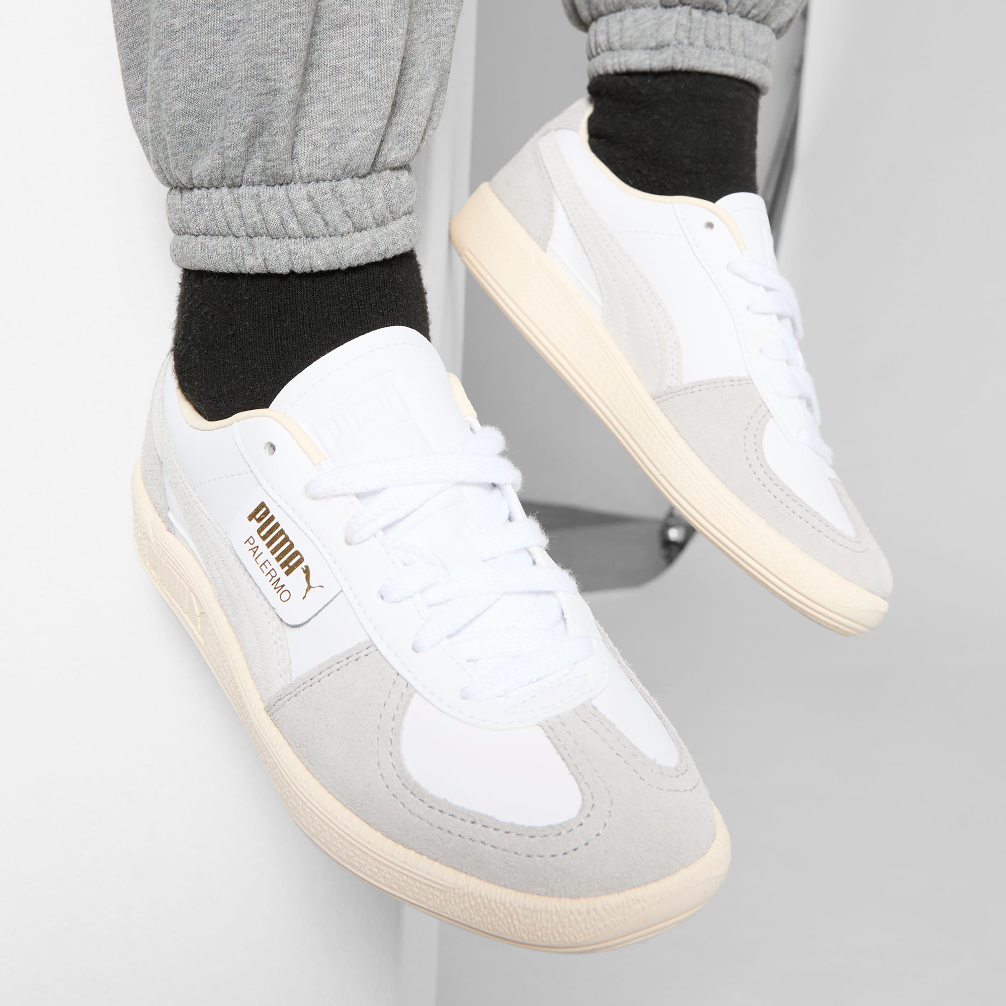 4 Colores, Tenis adolescentes de cuero Palermo – PUMA White-Cool Light Gray-Sugared Almond – vista 2