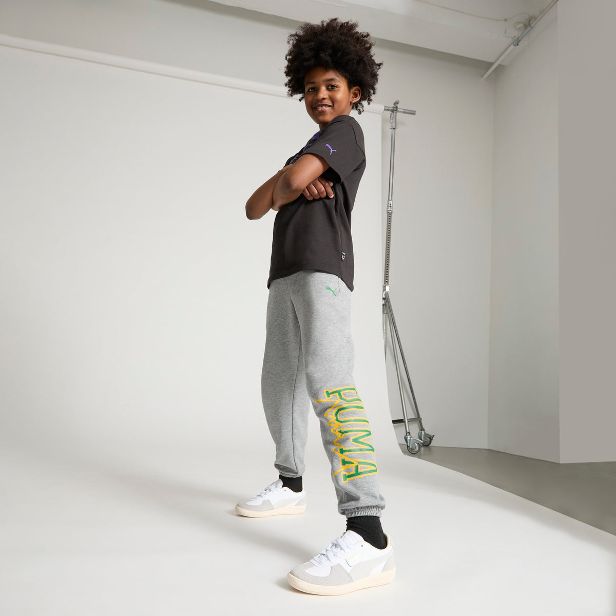 4 Colores, Tenis adolescentes de cuero Palermo – PUMA White-Cool Light Gray-Sugared Almond – vista 3