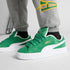 7 Colores, Tenis juvenil Suede XL – Archive Green-PUMA White – vista 2
