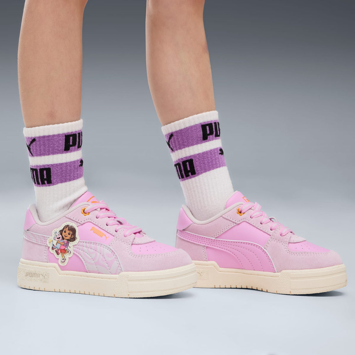 Tenis para niños PUMA x DORA THE EXPLORER CA Pro – Powder Pink-Chambray Blue – vista 2