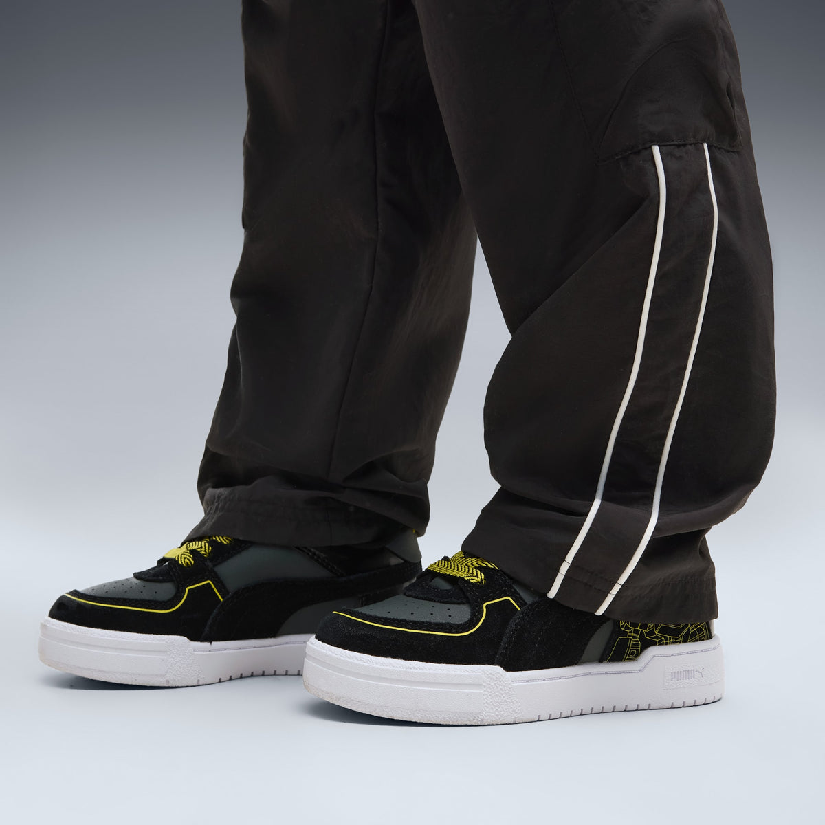 Tenis para niños pequeños PUMA x TRANSFORMERS California Pro – PUMA Black-Bright Mango Yellow – vista 2