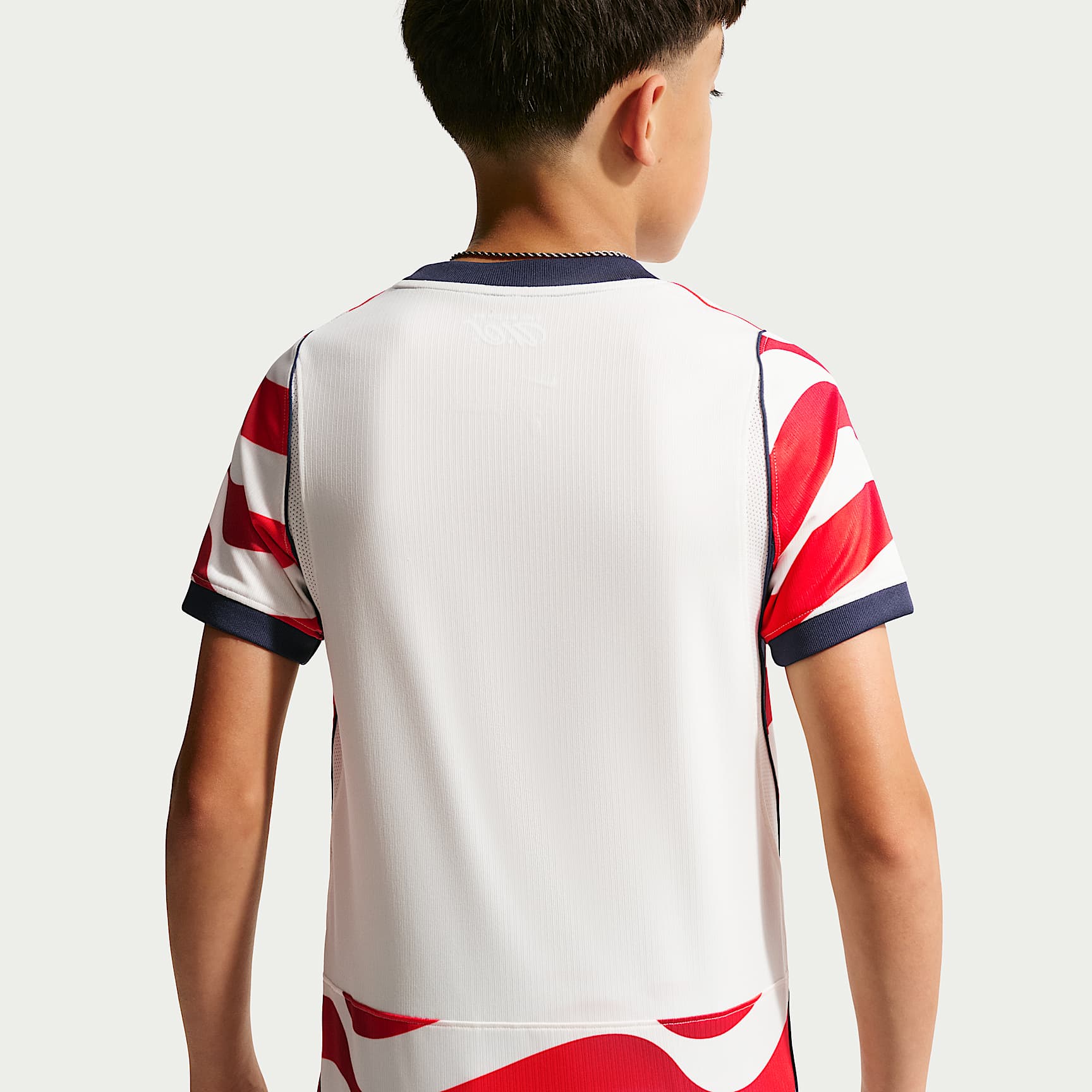 Jersey de futbol de local Nike Dri-FIT Replica para niños talla grande USMNT 2026 Stadium – Vela/Azul marino medianoche/Azul marino medianoche – vista 2