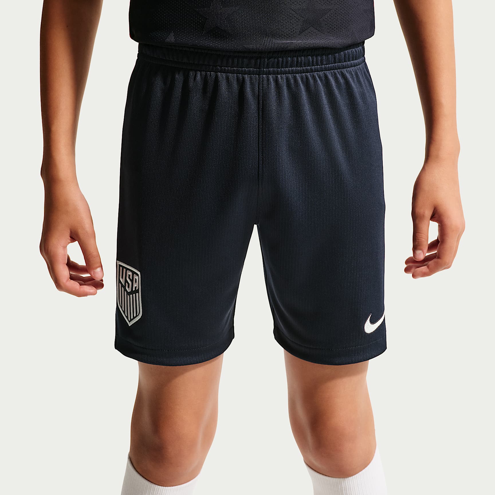 Shorts de fútbol Nike Dri-FIT Replica de la selección de fútbol masculino de Estados Unidos visitante 2026 Stadium para niños talla grande – Obsidiana oscuro/Rojo universitario/Platino puro – vista 2