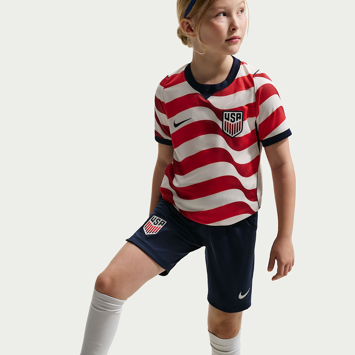 Shorts de fútbol Nike Dri-FIT Replica de la selección de fútbol masculino de Estados Unidos local 2026 Stadium para niños talla grande – Azul marino medianoche/Vela – vista 4