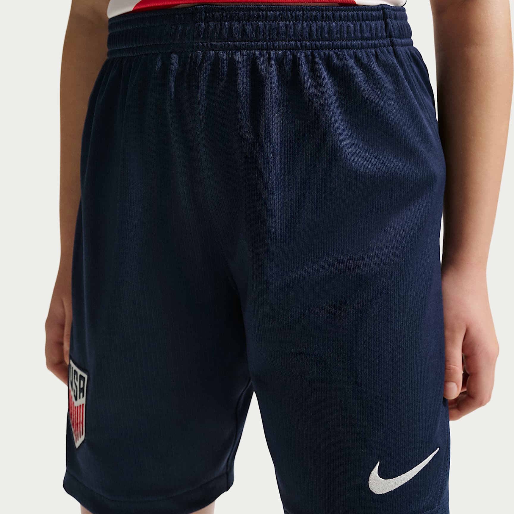 Shorts de fútbol Nike Dri-FIT Replica de la selección de fútbol masculino de Estados Unidos local 2026 Stadium para niños talla grande – Azul marino medianoche/Vela – vista 2