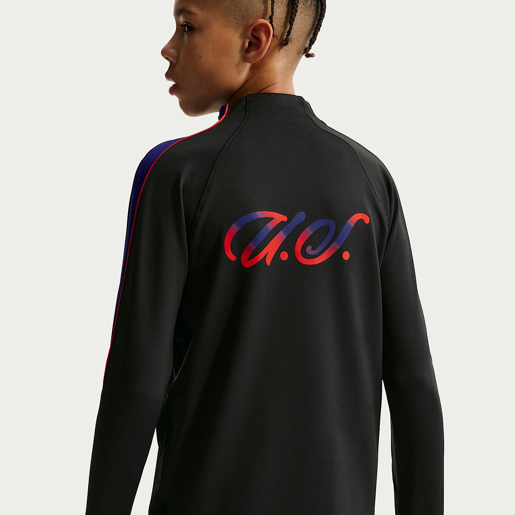 Playera de entrenamiento de fútbol Nike Dri-FIT para niños talla grande USA Strike – Negro/Azul royal intenso/Rojo reto – vista 2