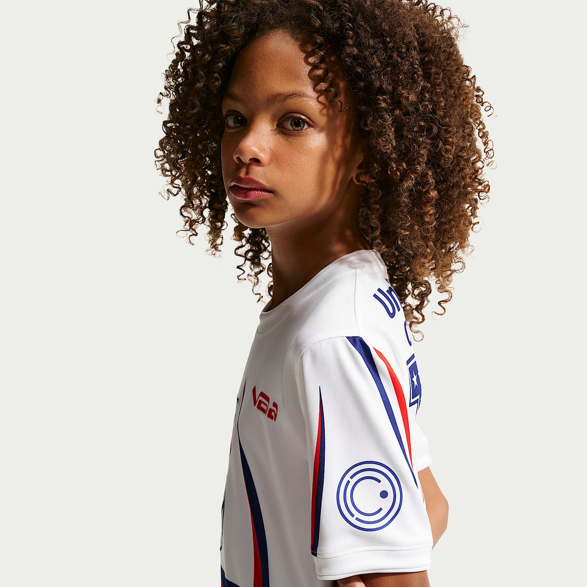 Playera de futbol de manga corta para niños talla grande USA x V.A.A. – Blanco/Azul royal intenso – vista 4