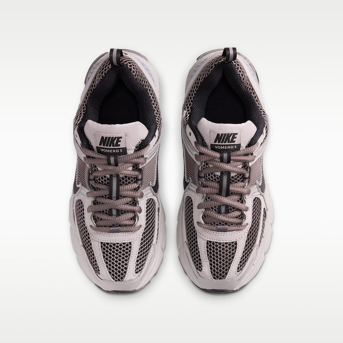 Nike Vomero 5 – Gris universitario/Cueva/Plata metalizado/Negro – vista 4