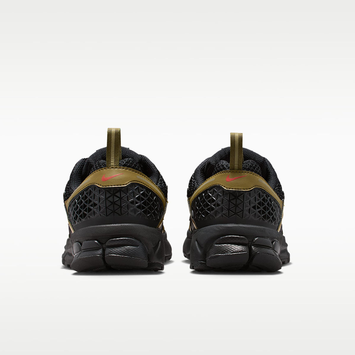 Nike Vomero 5 – Negro/Chaleco oliva/Musgo cuántico/Rojo picante – vista 6
