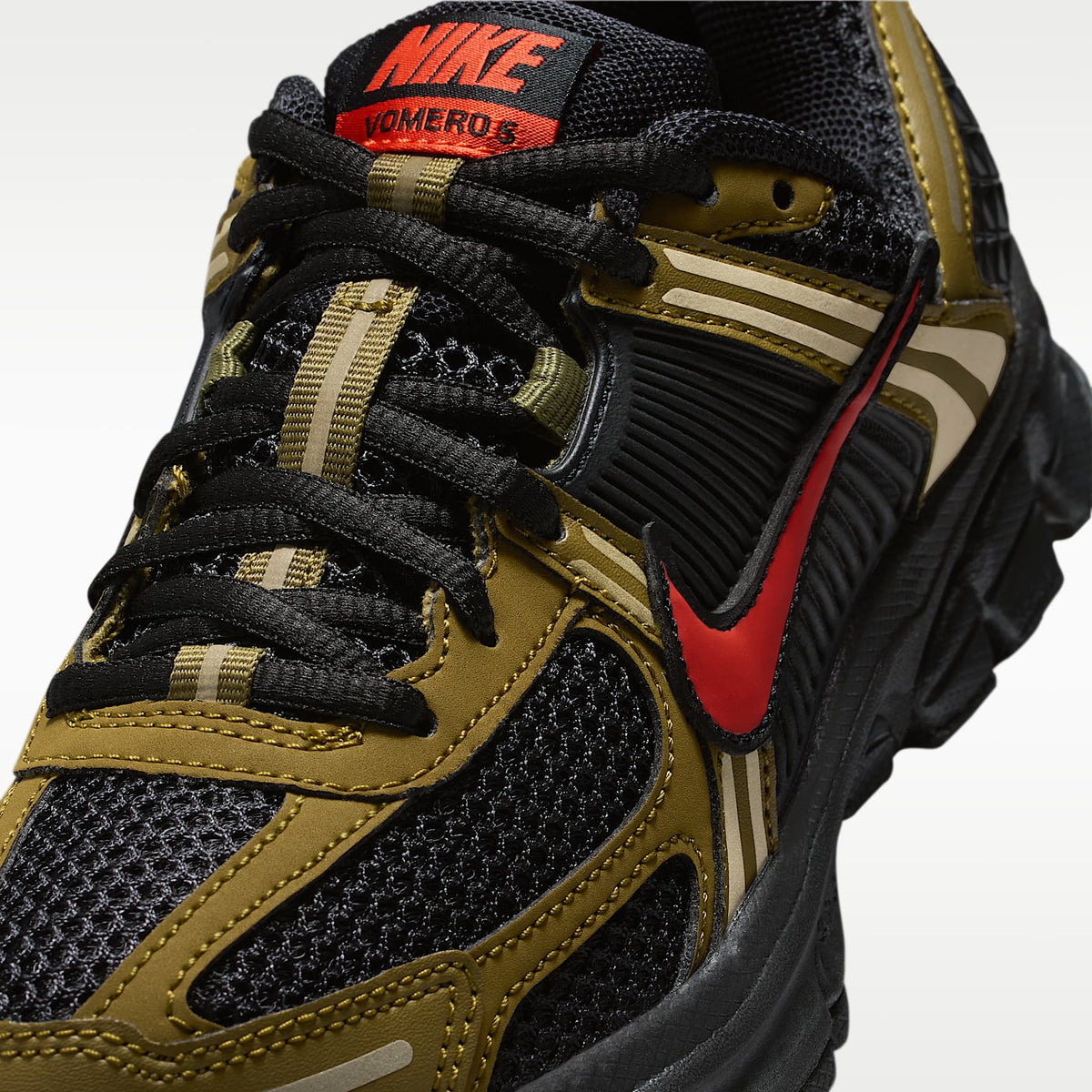 Nike Vomero 5 – Negro/Chaleco oliva/Musgo cuántico/Rojo picante – vista 7