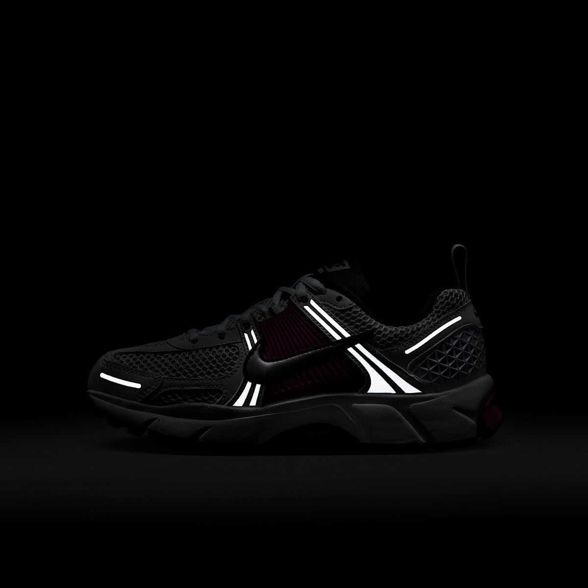 Nike Vomero 5 – Blanco/Platino puro/Fucsia cálido/Platino metalizado – vista 12