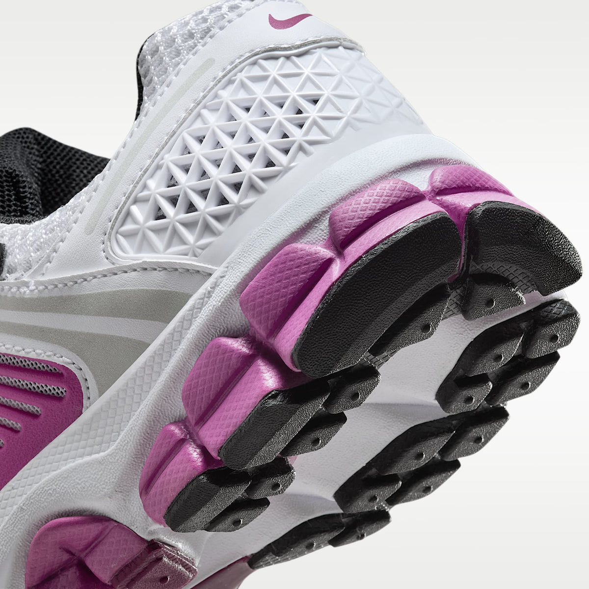 Nike Vomero 5 – Blanco/Platino puro/Fucsia cálido/Platino metalizado – vista 8