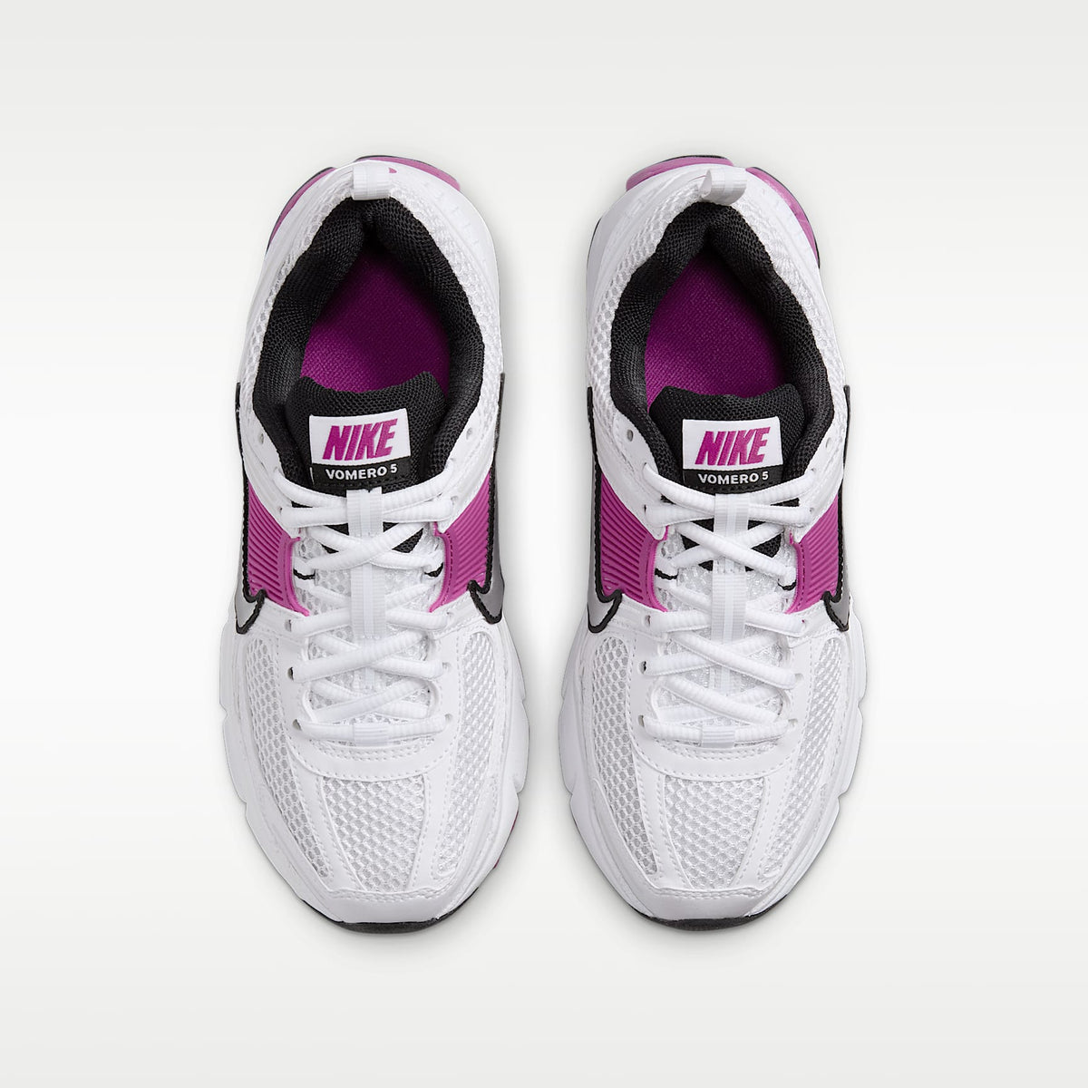 Nike Vomero 5 – Blanco/Platino puro/Fucsia cálido/Platino metalizado – vista 4