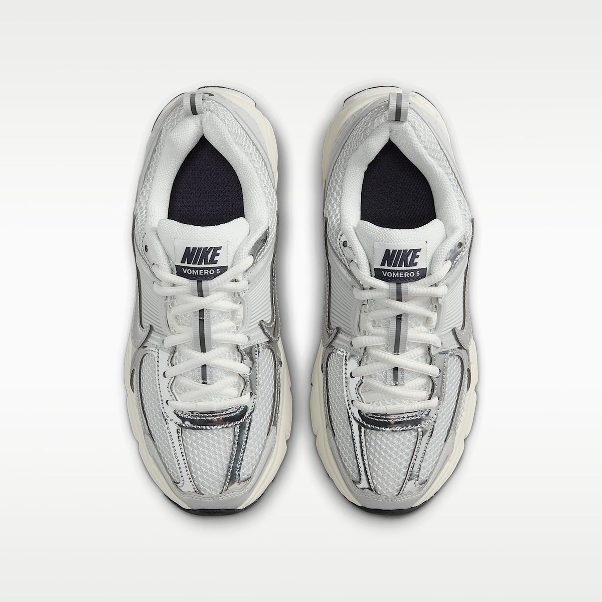 Nike Vomero 5 – Polvo fotón/Parrilla/Vela/Cromo – vista 4