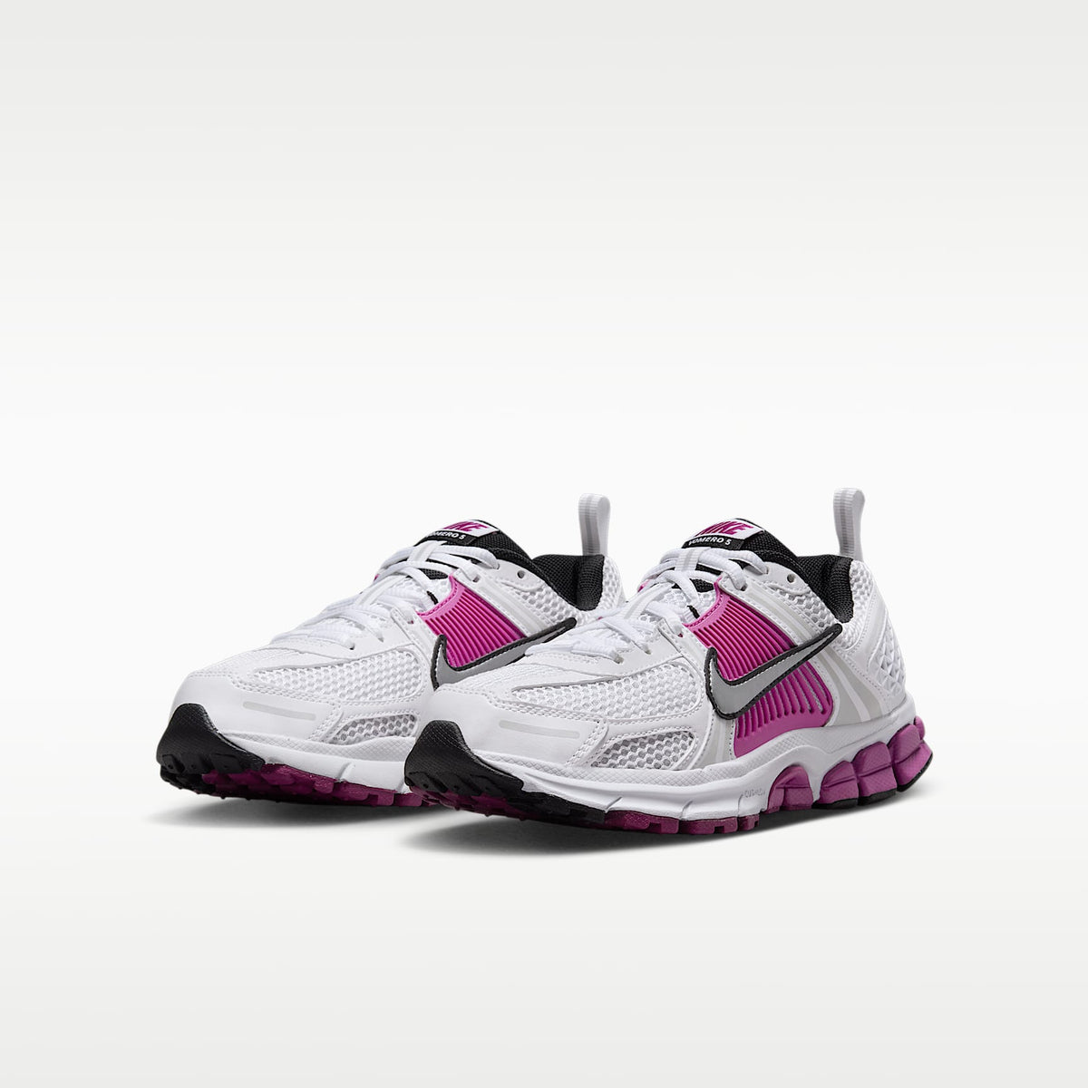 Nike Vomero 5 – Blanco/Platino puro/Fucsia cálido/Platino metalizado – vista 5