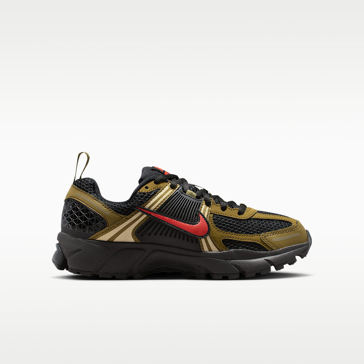 Nike Vomero 5 – Negro/Chaleco oliva/Musgo cuántico/Rojo picante – vista 3