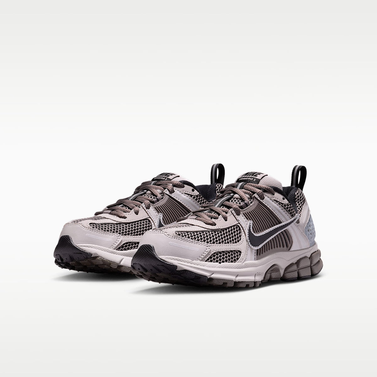 Nike Vomero 5 – Gris universitario/Cueva/Plata metalizado/Negro – vista 5